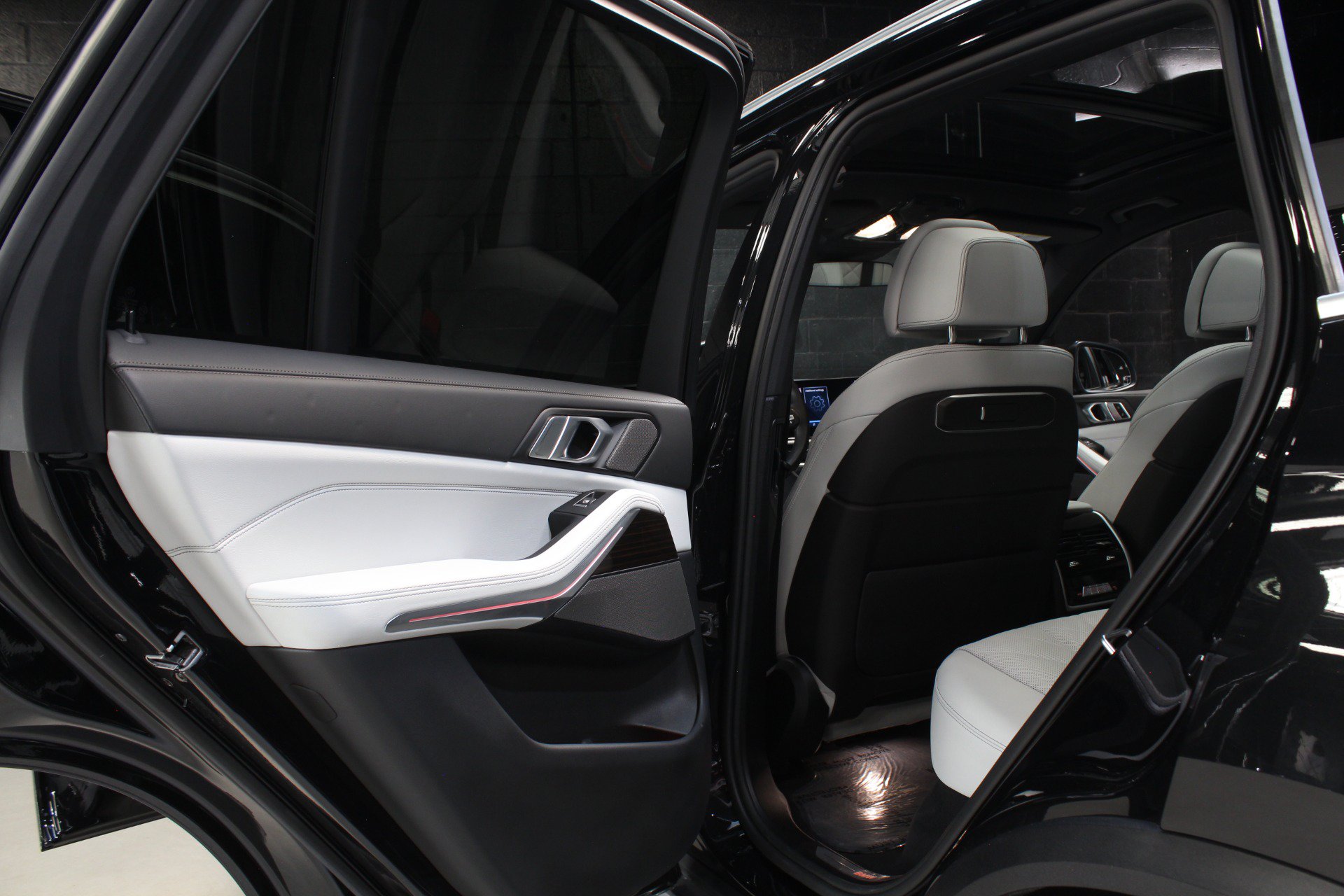 Used 2024 BMW X5 sDrive40i w/ Premium Package RWD image 36