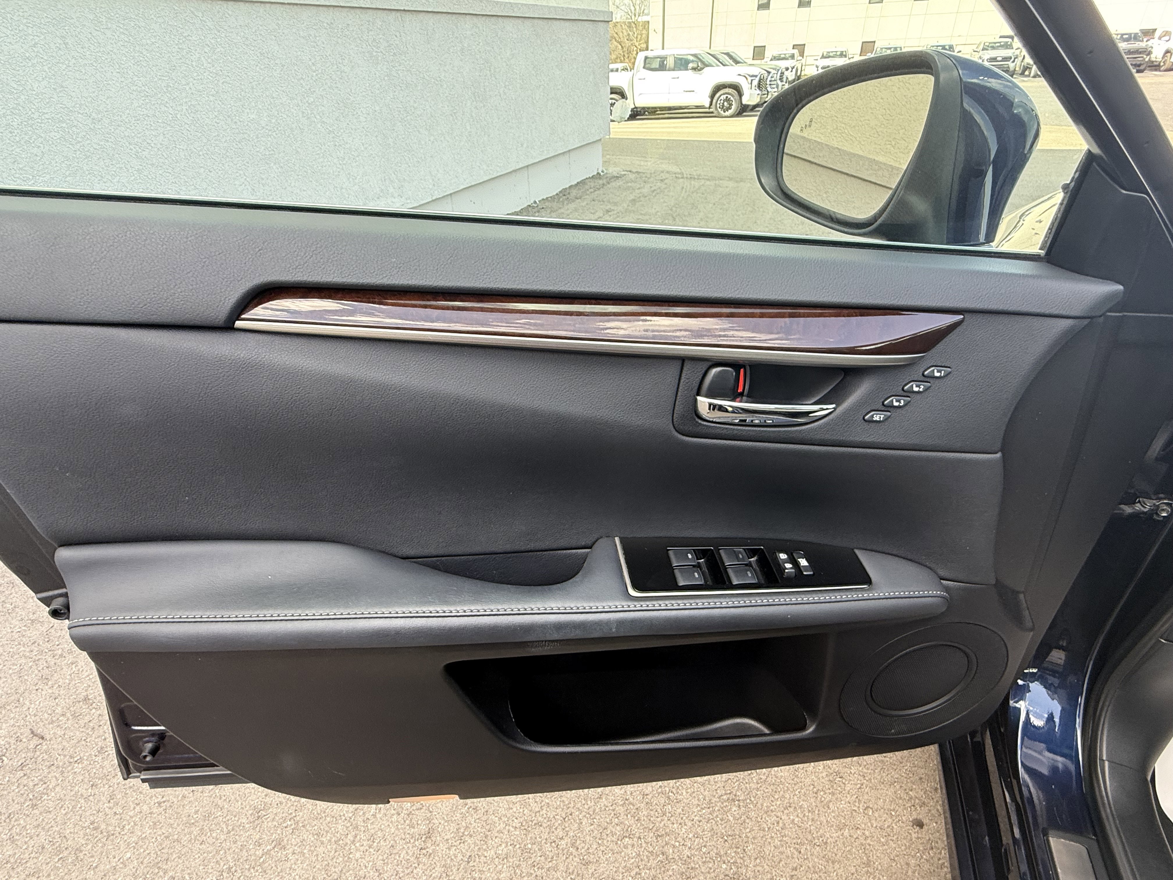 Used 2016 Lexus ES 350 w/ Luxury Package w/Wood Trim image 24