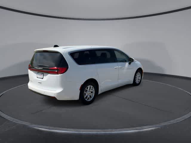 Used 2023 Chrysler Pacifica Touring-L FWD image 8