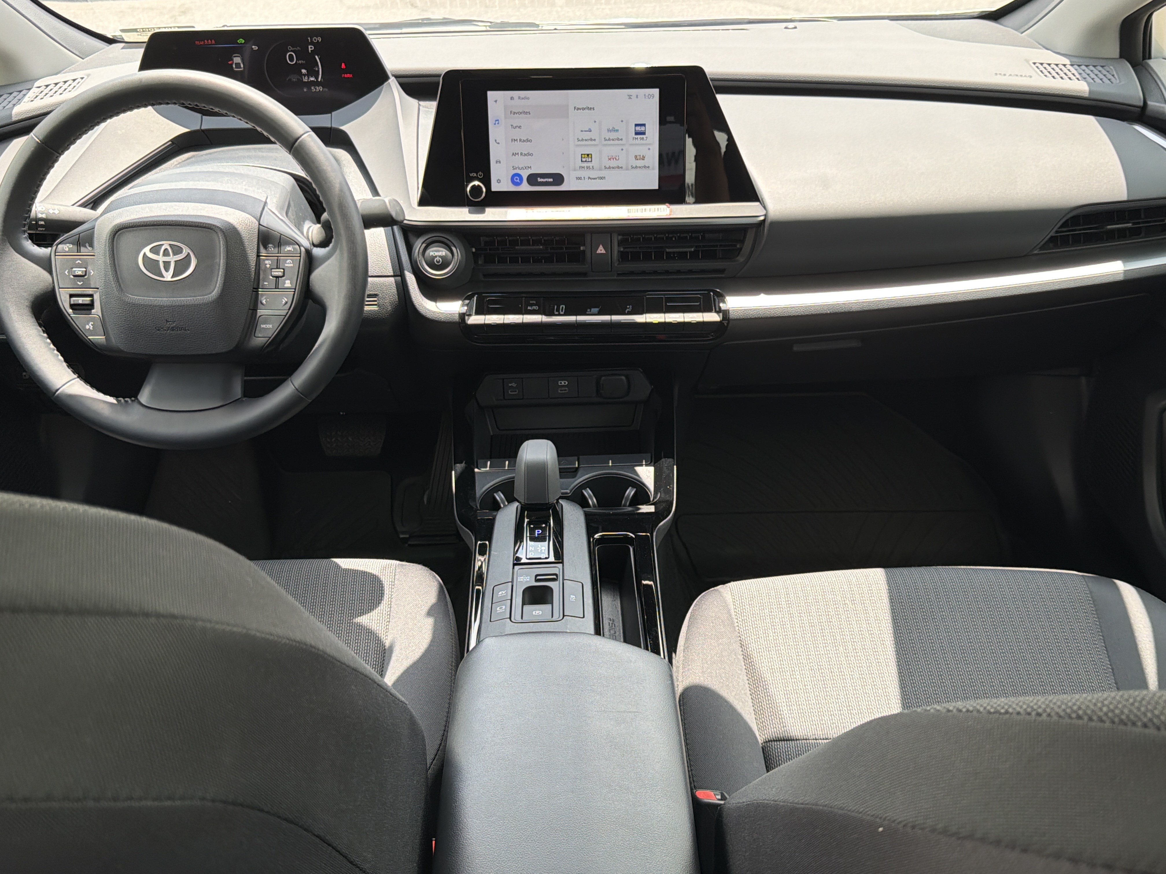 Certified 2025 Toyota Prius LE FWD image 4