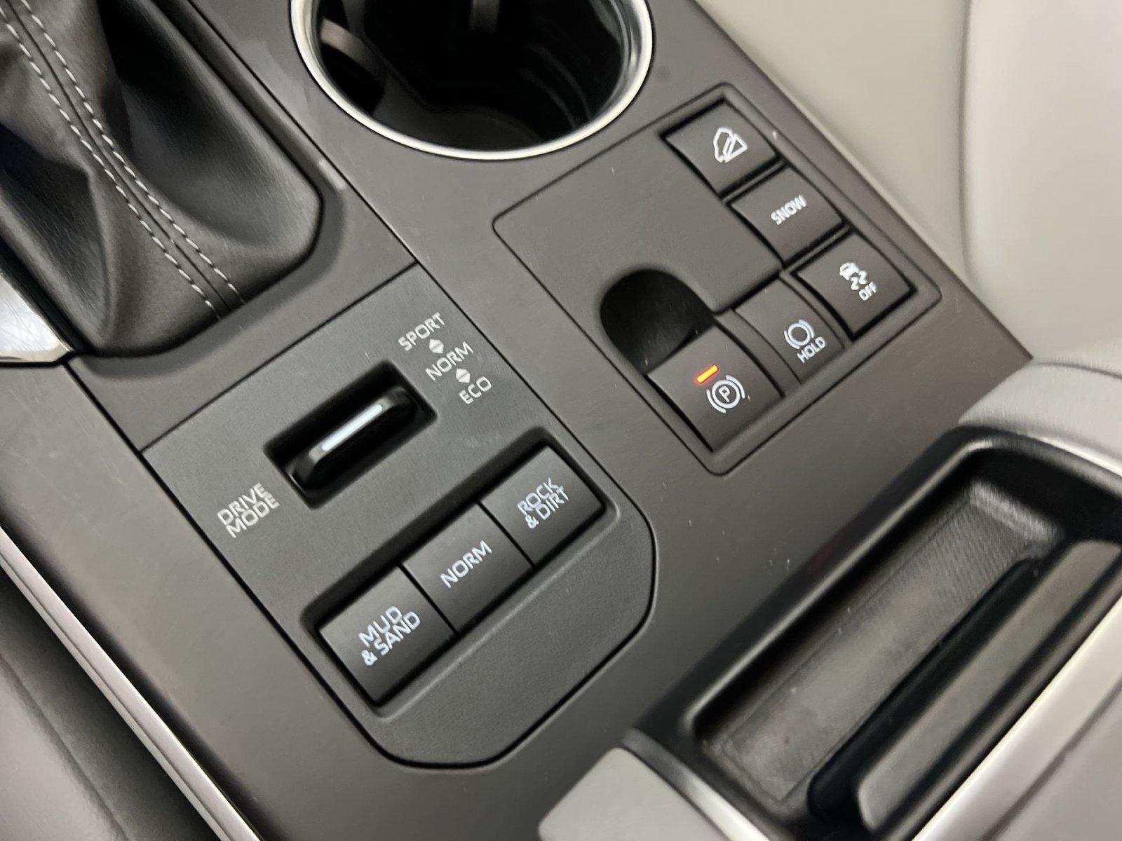 Used 2024 Toyota Highlander XLE AWD/4WD image 32