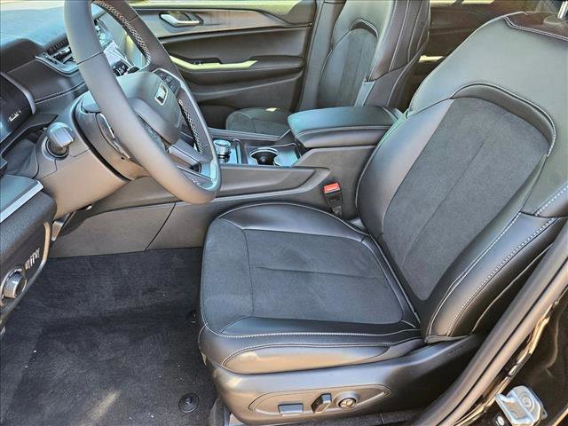 New 2025 Jeep Grand Cherokee Altitude image 4