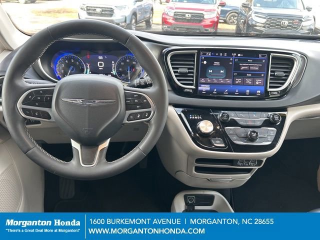 Used 2024 Chrysler Pacifica Touring-L image 14