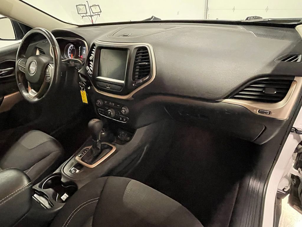 Used 2017 Jeep Cherokee Latitude w/ Cold Weather Group AWD/4WD image 26