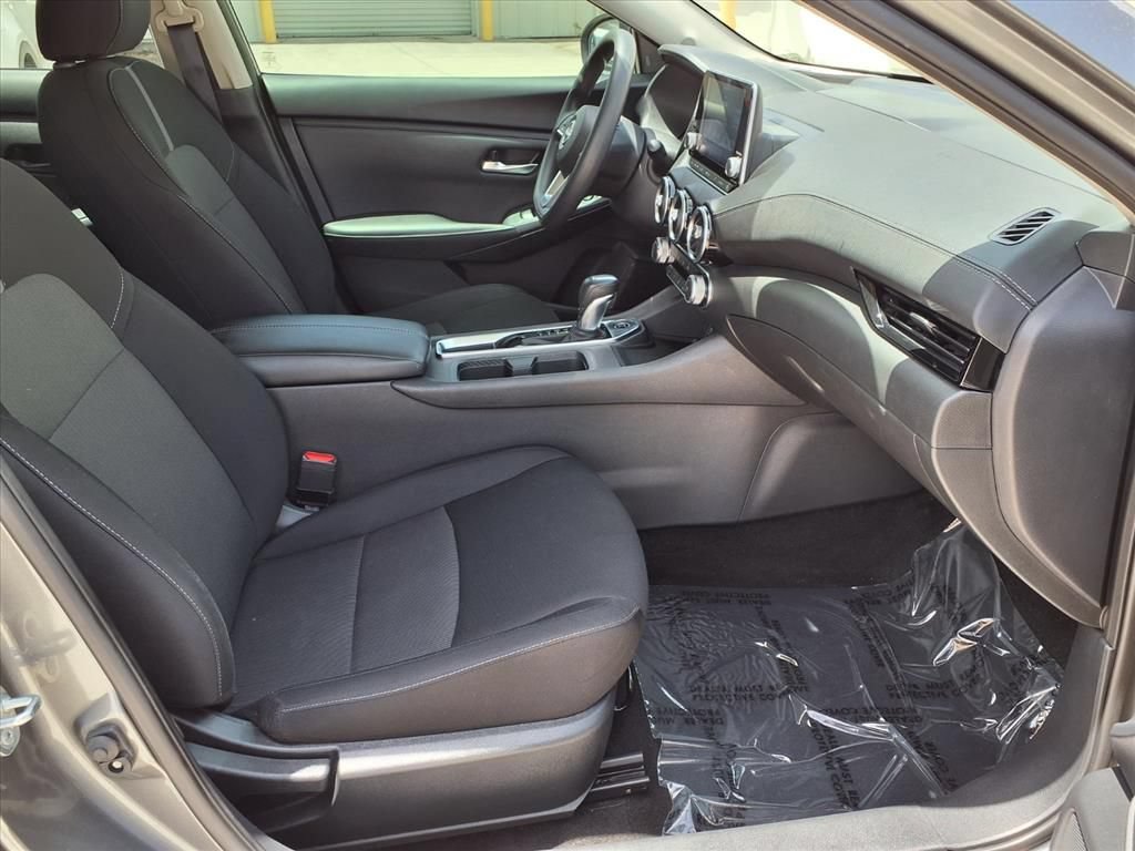 Used 2024 Nissan Sentra SV FWD image 9