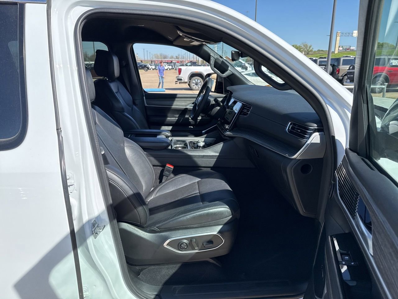 Used 2024 Jeep Wagoneer L Series II w/ Flexible Seating Group image 14