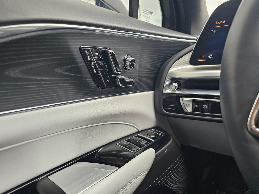 Certified 2024 Cadillac Lyriq Luxury AWD/4WD image 33
