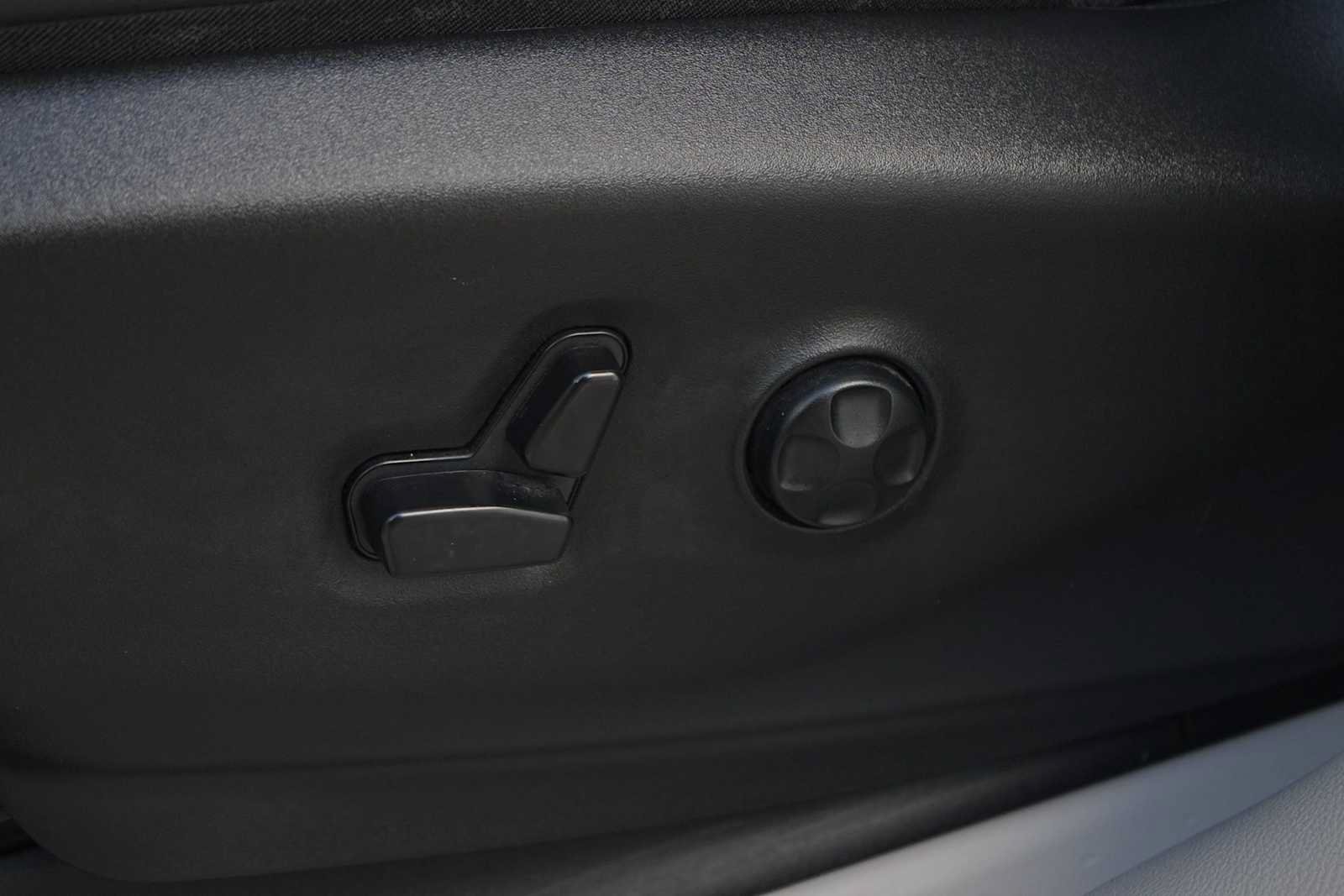 Used 2024 Chrysler Pacifica Limited FWD image 12