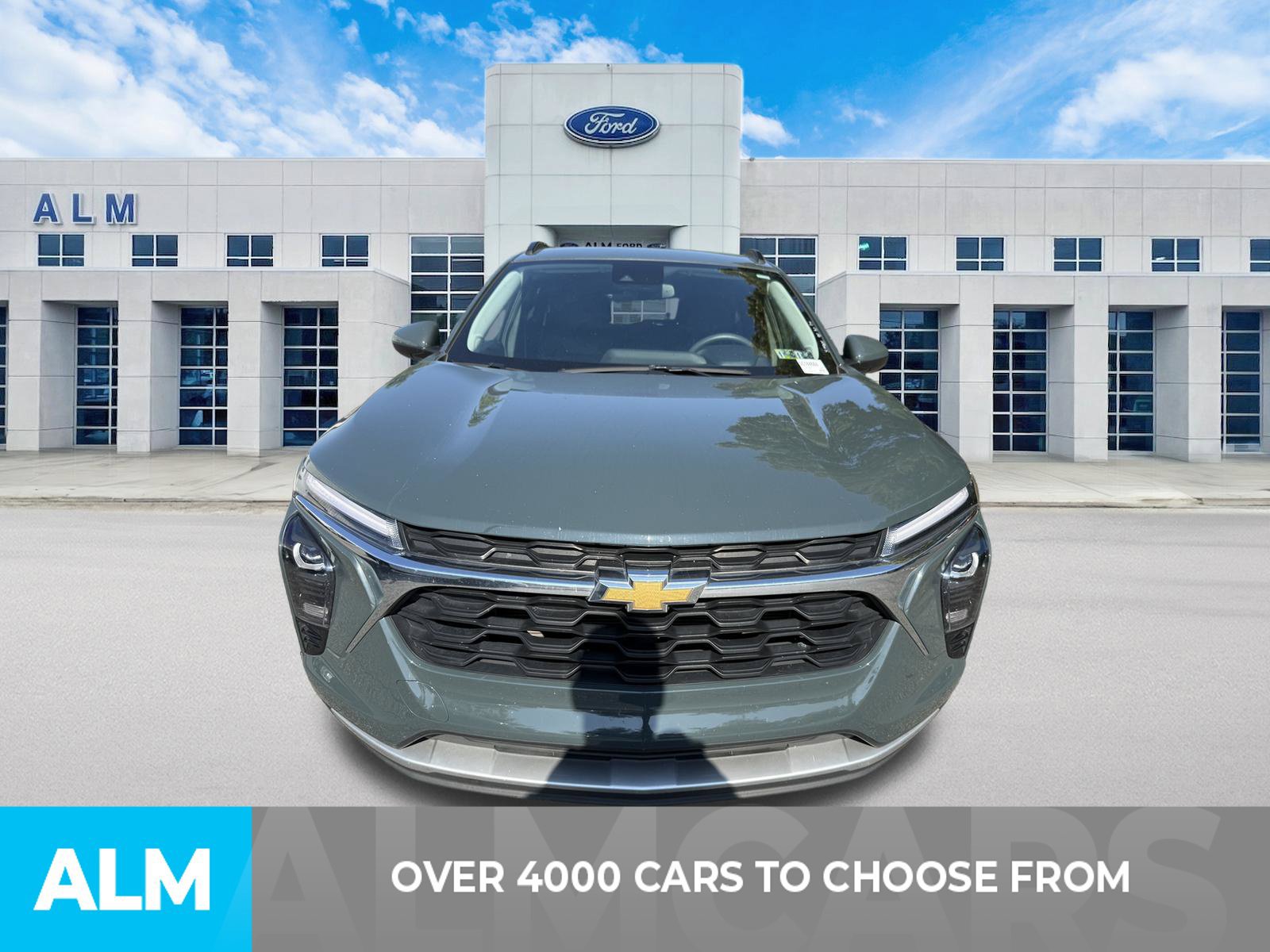 Used 2025 Chevrolet Trax LT FWD image 2