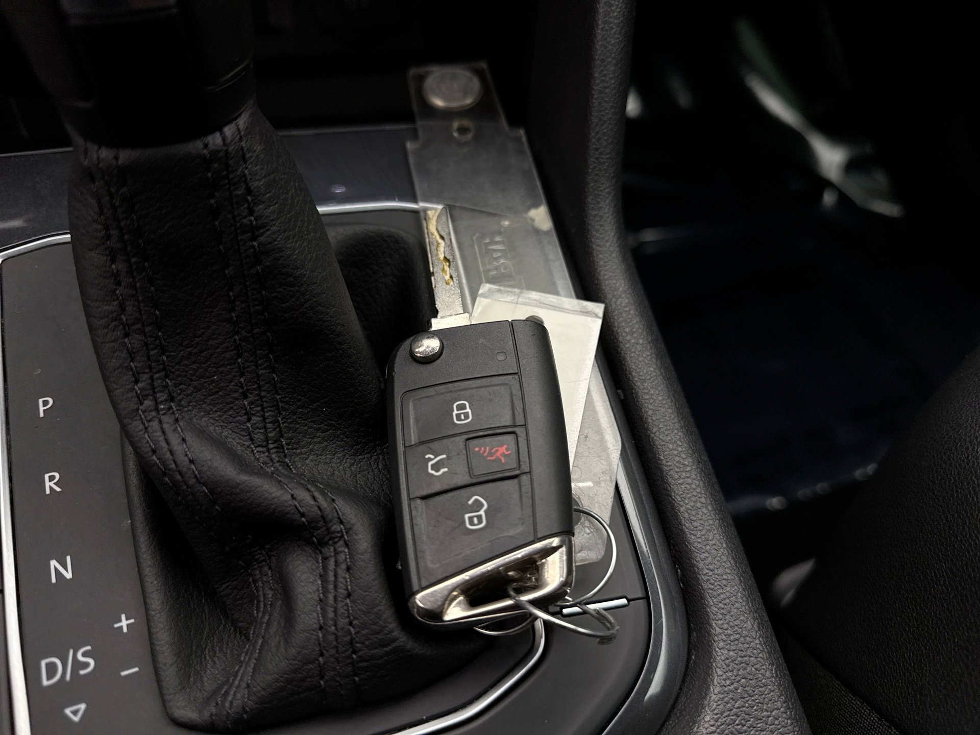 Used 2020 Volkswagen Tiguan SE w/ Panoramic Sunroof Package image 25