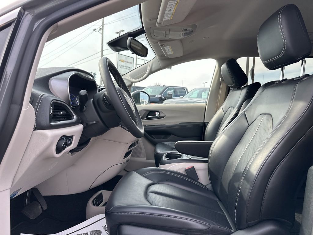 Used 2023 Chrysler Pacifica Touring-L image 16