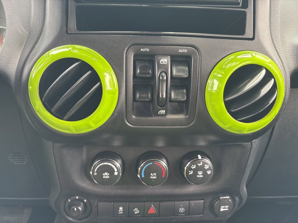 Used 2016 Jeep Wrangler Unlimited Sahara w/ Connectivity Group AWD/4WD image 23