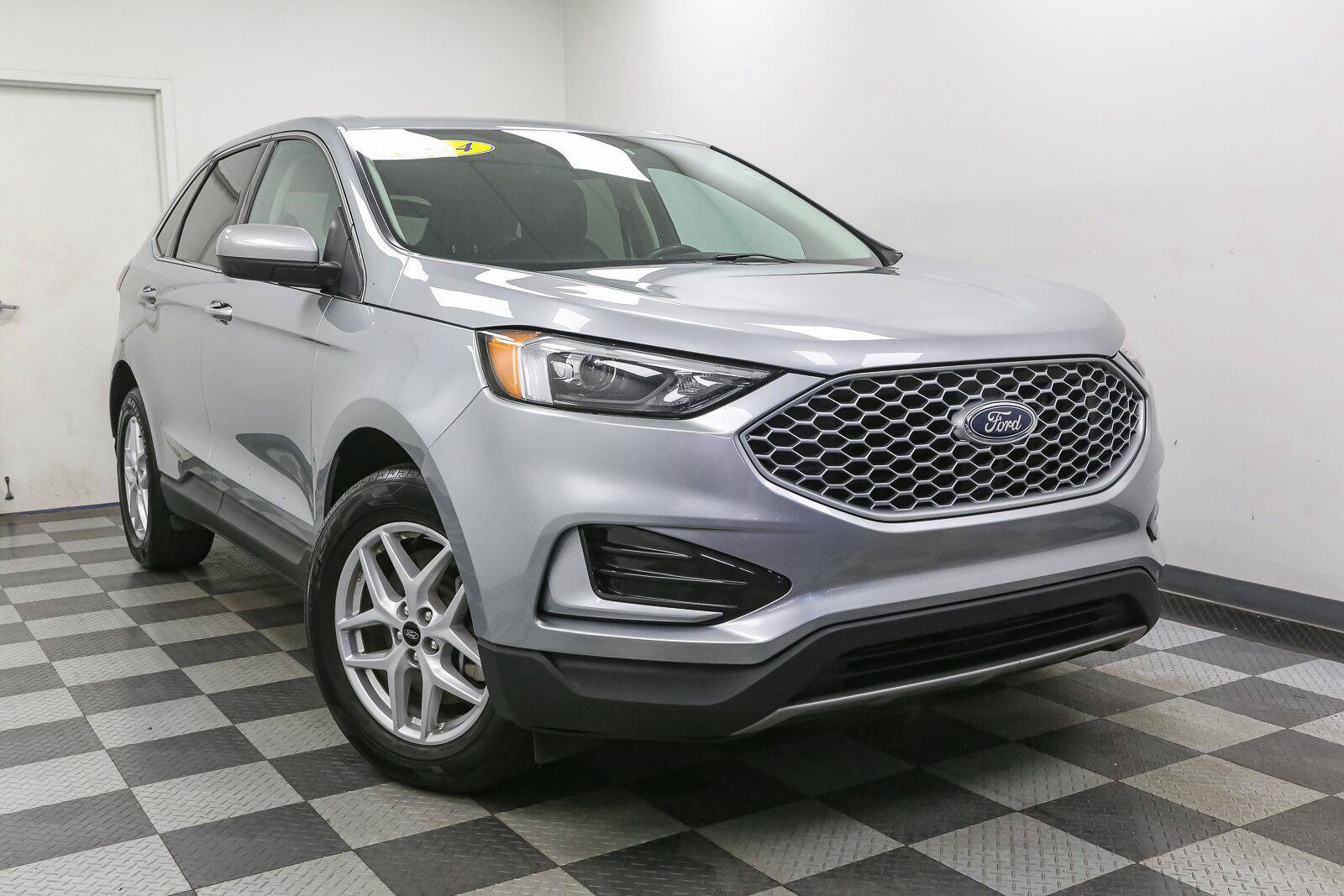Used 2024 Ford Edge SEL AWD/4WD image 2