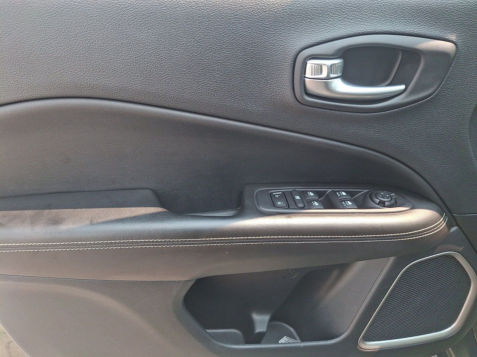 Used 2021 Jeep Compass Latitude AWD/4WD image 12
