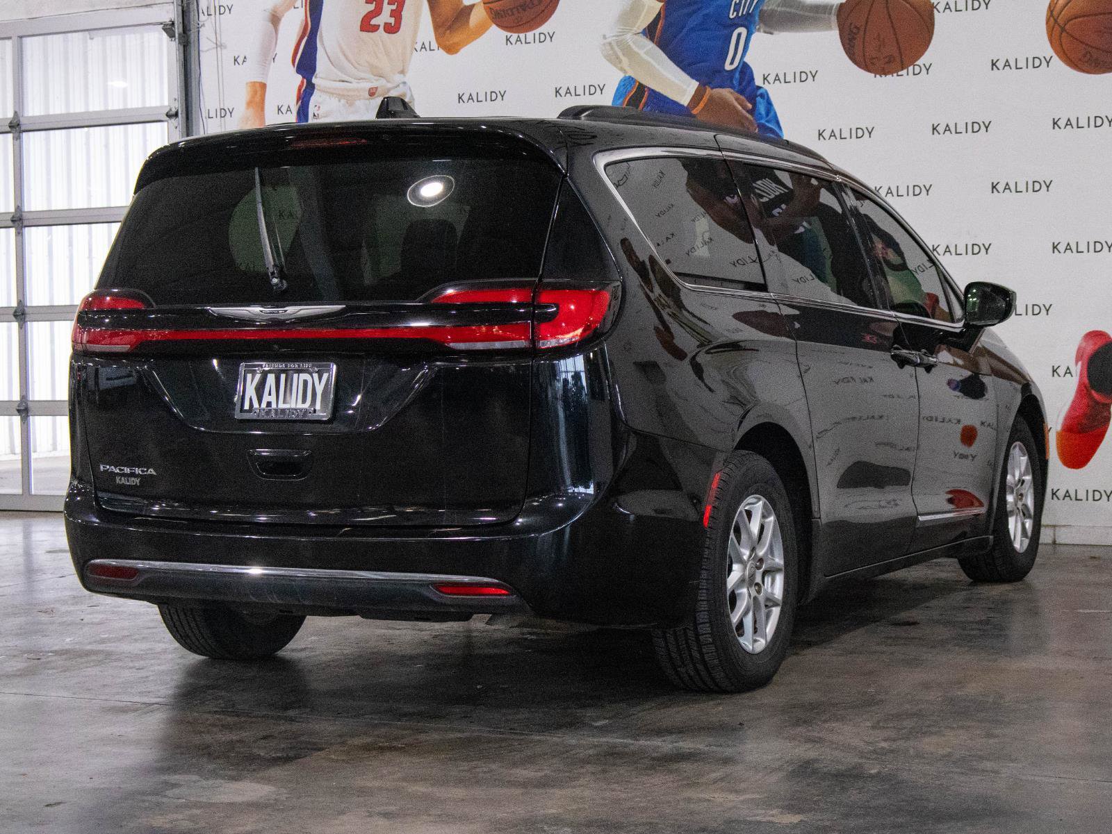 Used 2022 Chrysler Pacifica Touring-L image 25