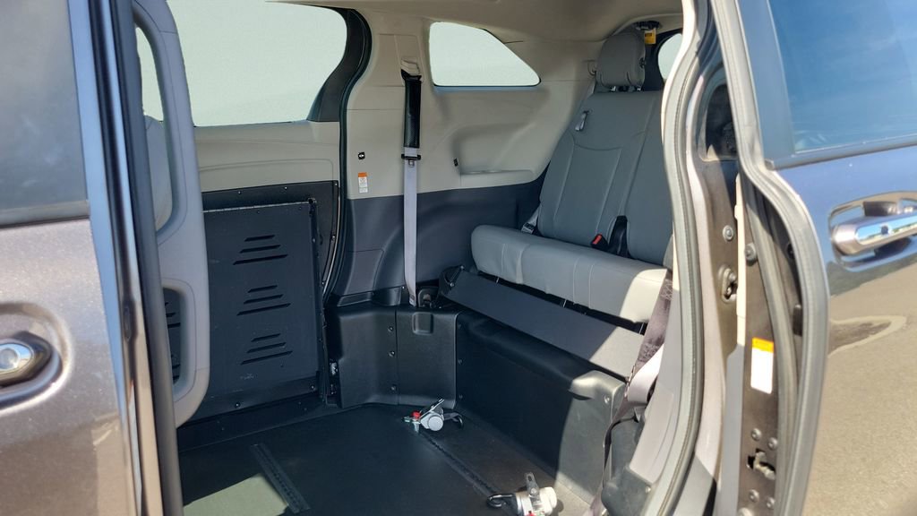 Used 2024 Toyota Sienna XLE FWD image 13
