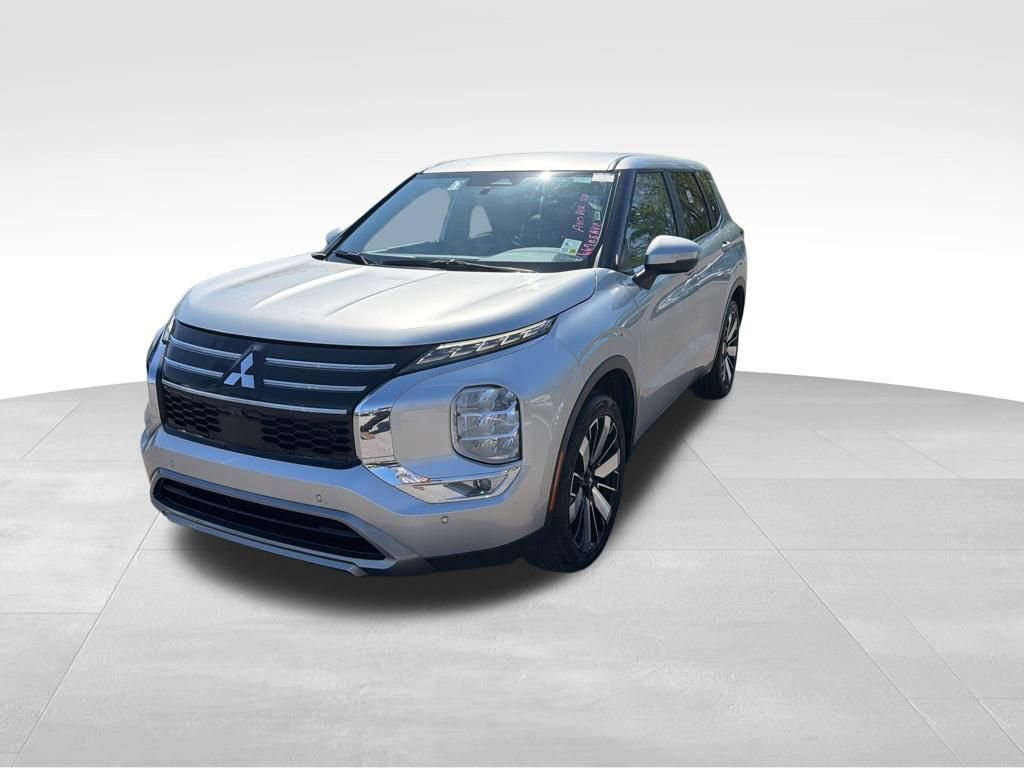 Used 2025 Mitsubishi Outlander SE FWD image 4