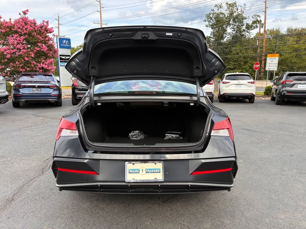 Used 2025 Hyundai Elantra Limited w/ Cargo Package FWD image 11