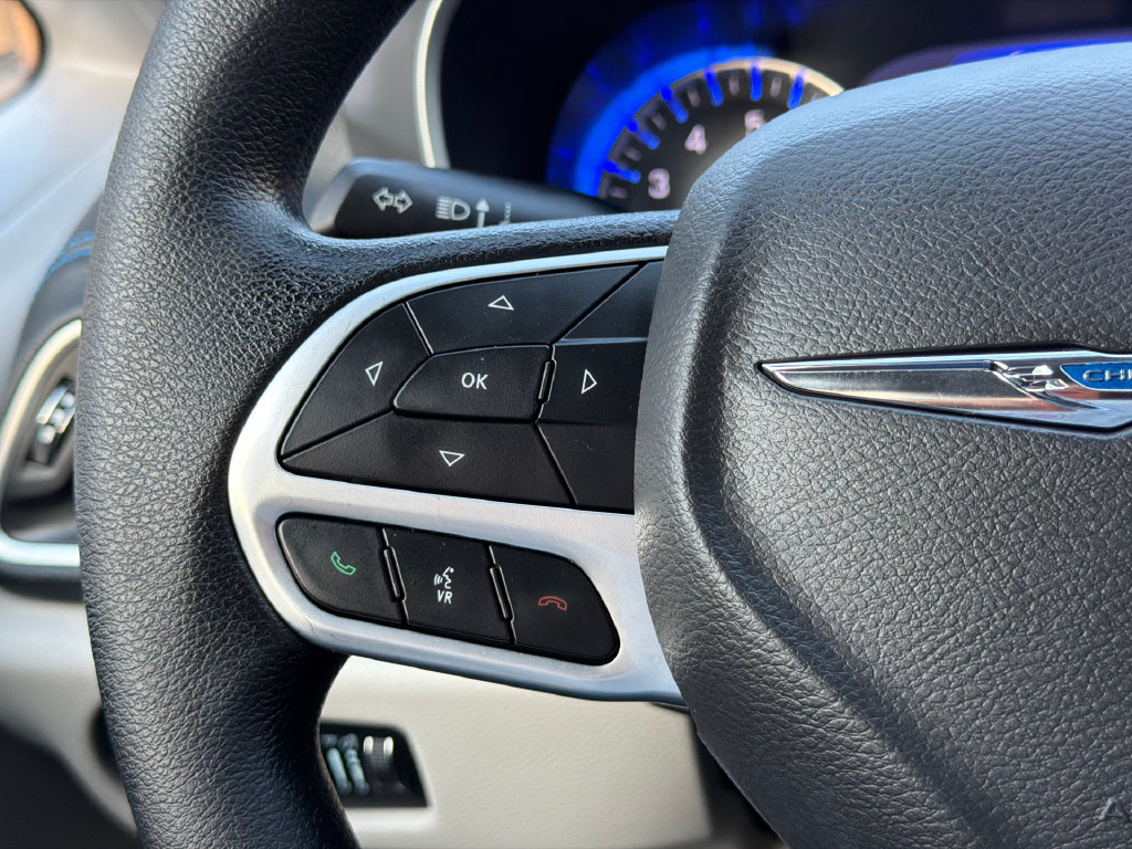 Used 2021 Chrysler Pacifica Touring FWD image 22