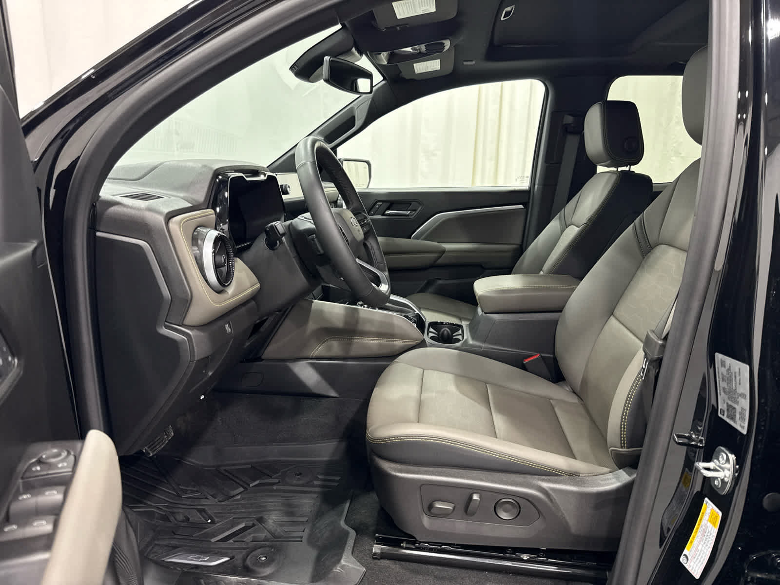 Certified 2026 Chevrolet Colorado ZR2 w/ Technology Package AWD/4WD image 11