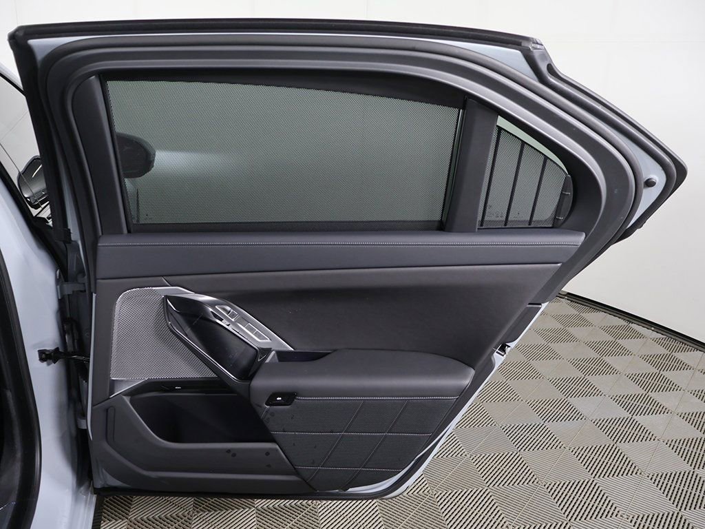 Used 2025 BMW i7 xDrive60 w/ Premium Package image 27