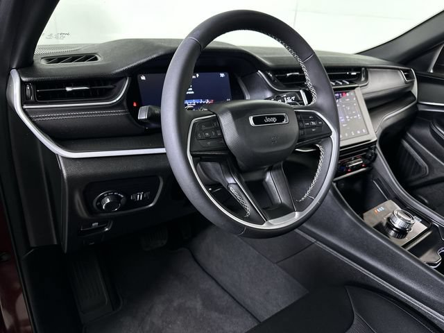 Used 2025 Jeep Grand Cherokee Laredo AWD/4WD image 10