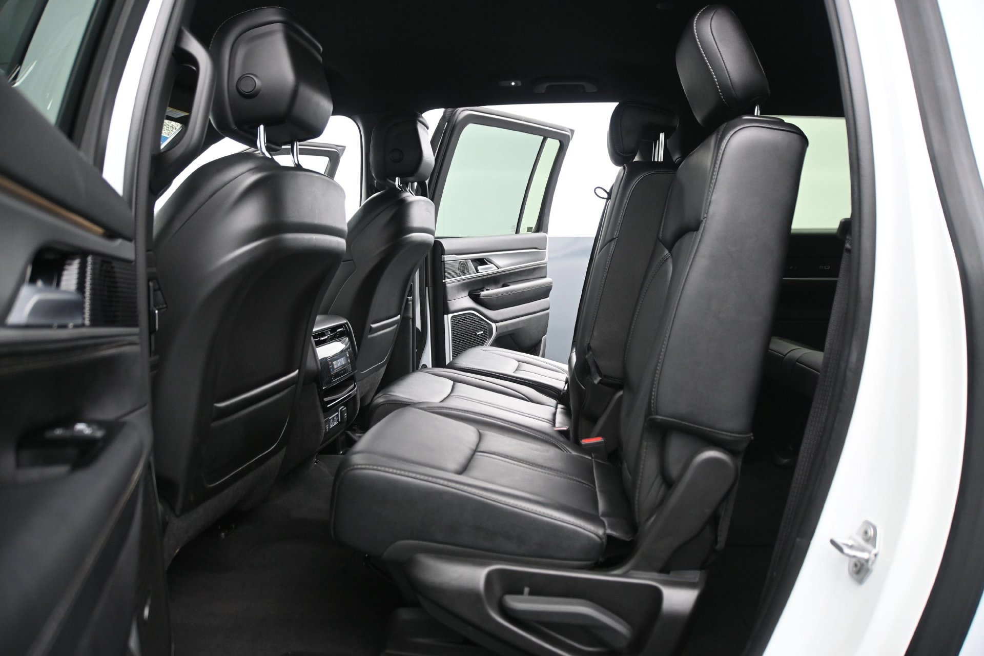 Used 2025 Jeep Wagoneer L Series II w/ 8-pass Seating Package AWD/4WD image 18