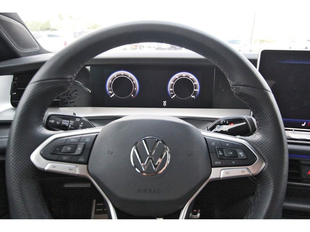 Used 2025 Volkswagen Tiguan SE R-Line image 9