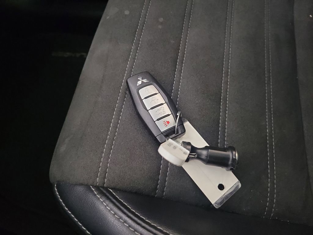 Used 2023 Mitsubishi Outlander SE image 35