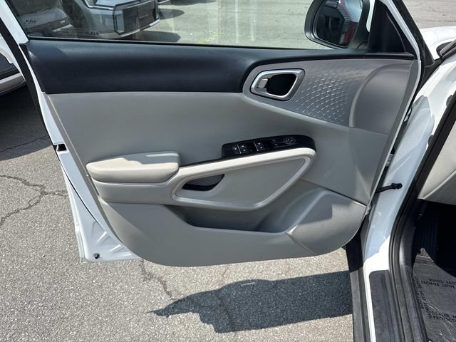 Used 2023 Kia Soul LX w/ LX Technology Package FWD image 13
