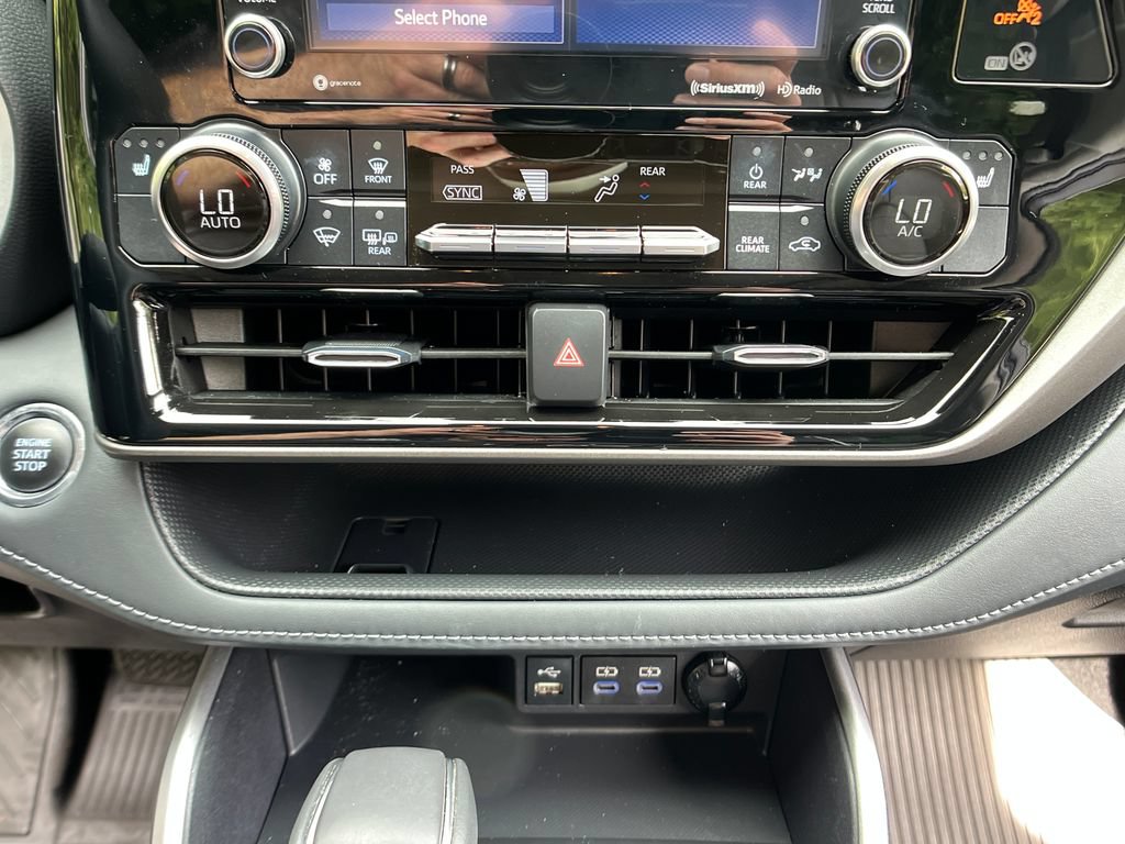 Used 2022 Toyota Highlander XLE AWD/4WD image 18