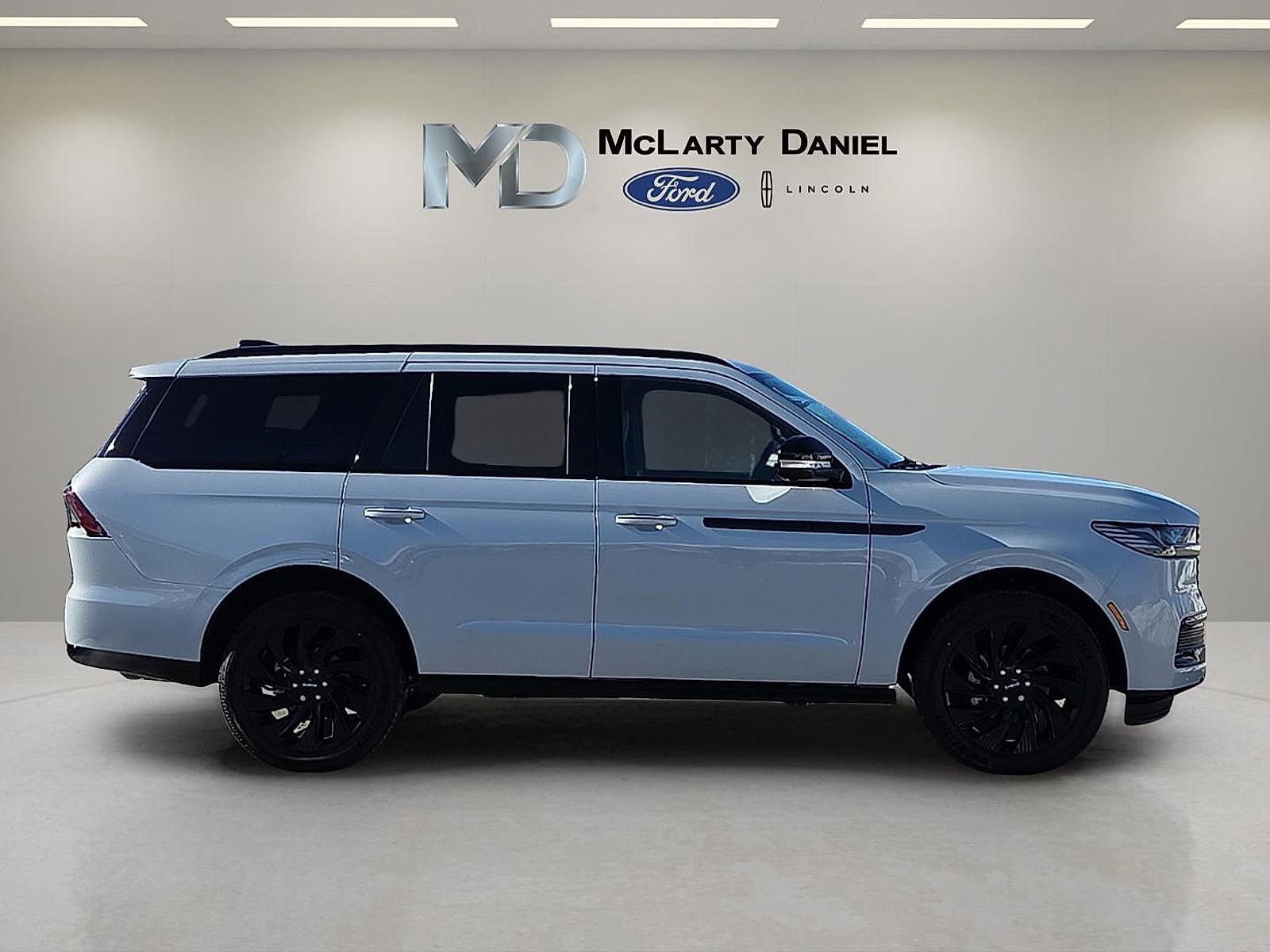 New 2026 Lincoln Navigator Reserve w/ Jet Appearance Package image 6