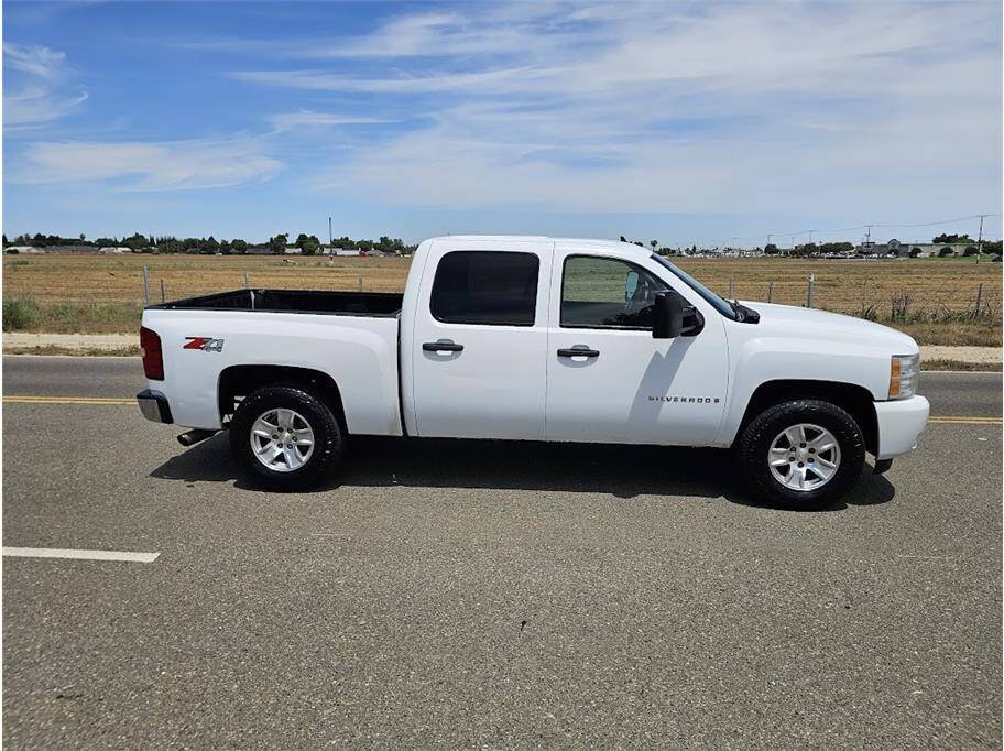Used 2008 Chevrolet Silverado 1500 LT w/ Suspension Package, Off-Road AWD/4WD image 4