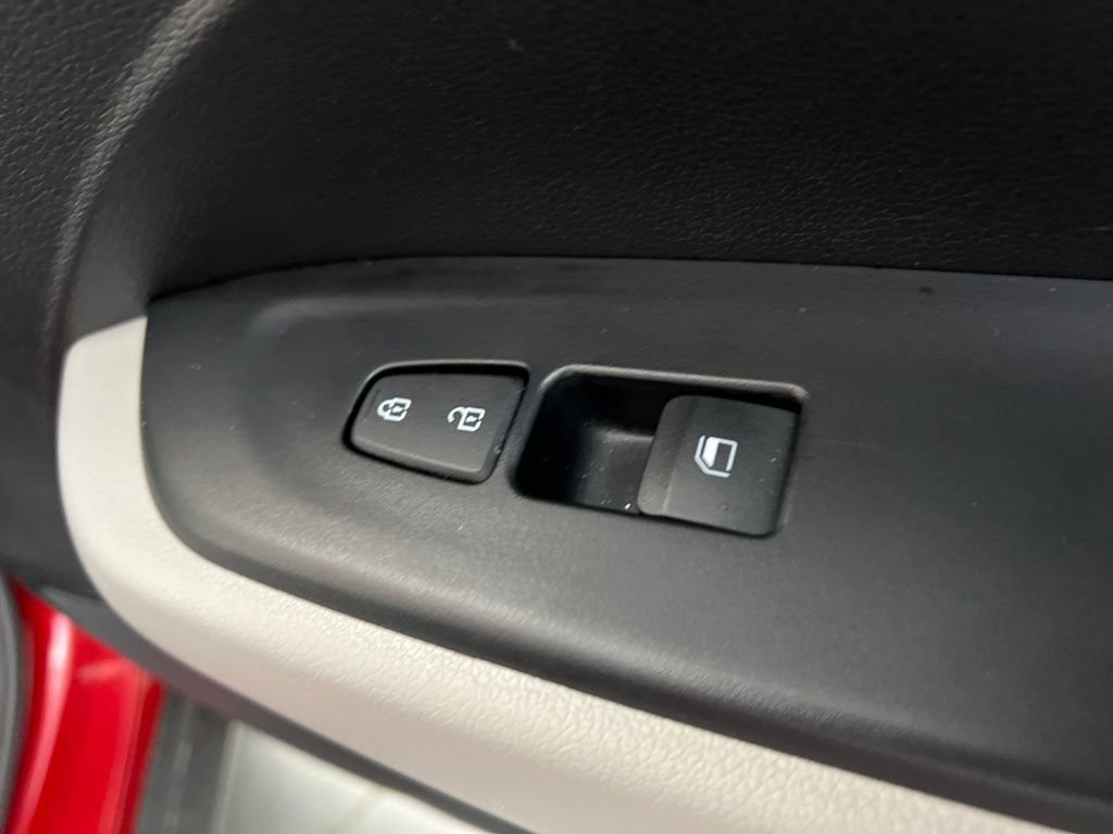 Used 2025 Hyundai Venue SEL image 25