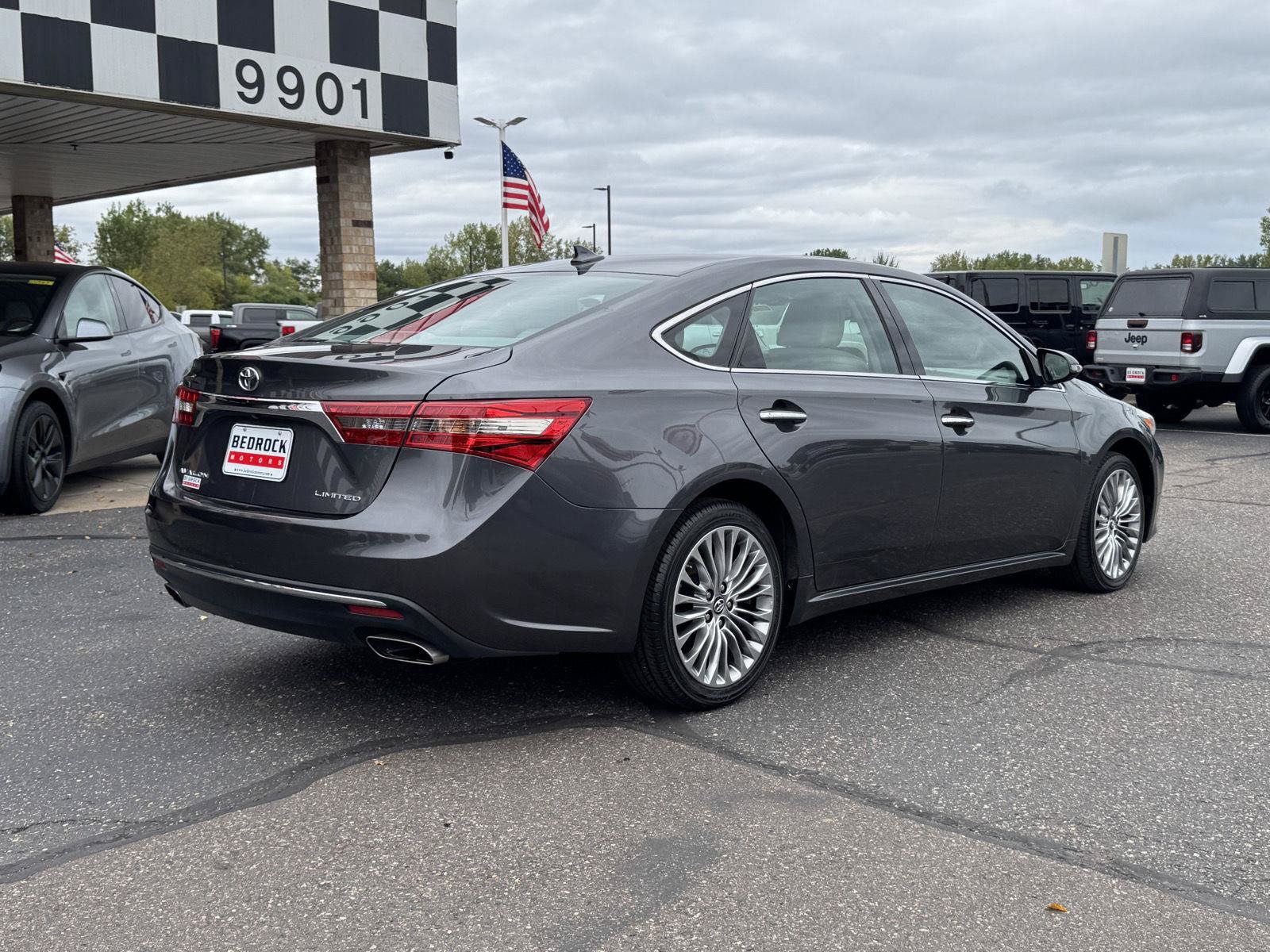 Used 2018 Toyota Avalon Limited FWD image 7