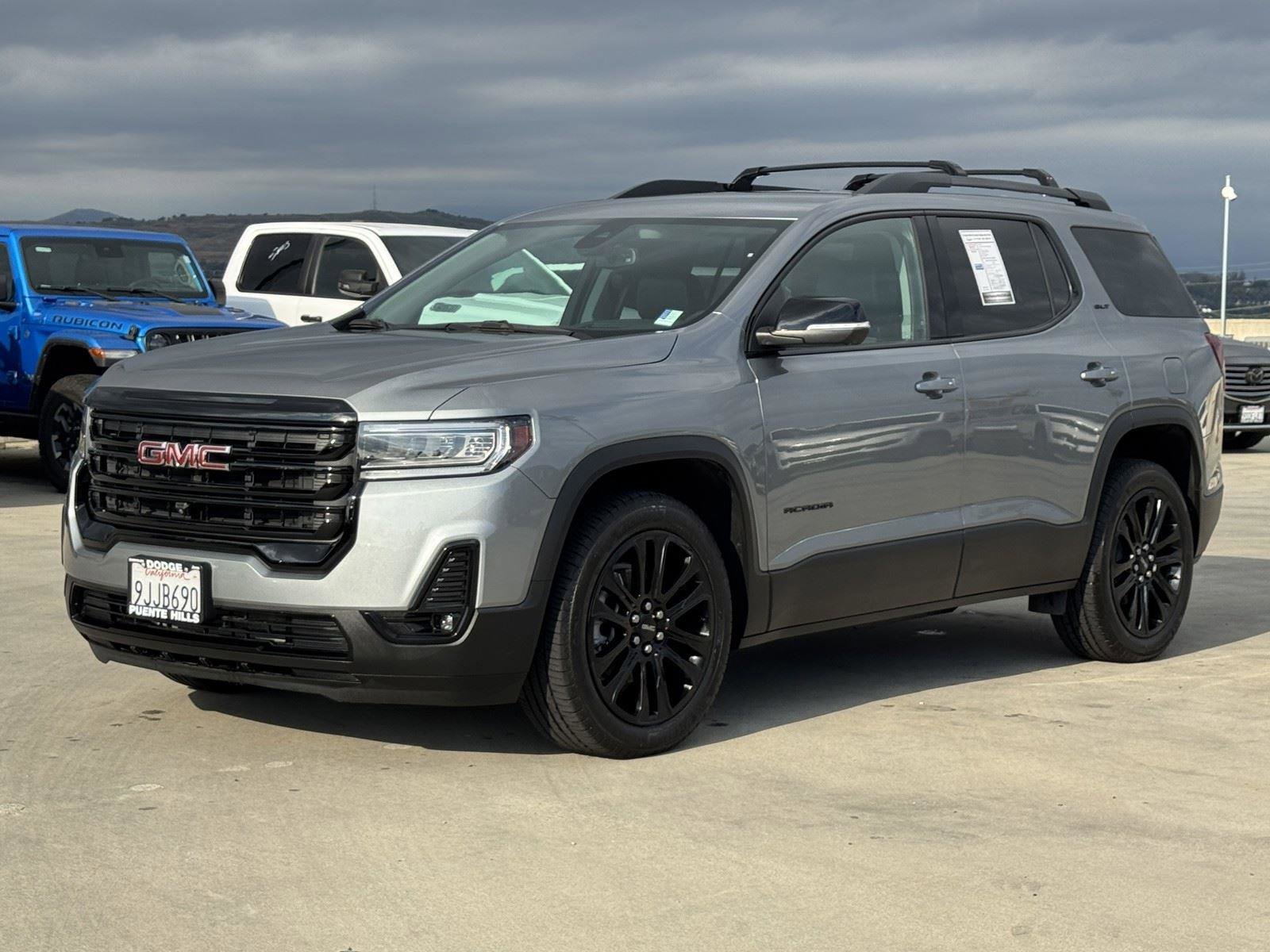 Used 2023 GMC Acadia SLT w/ Elevation Edition image 3