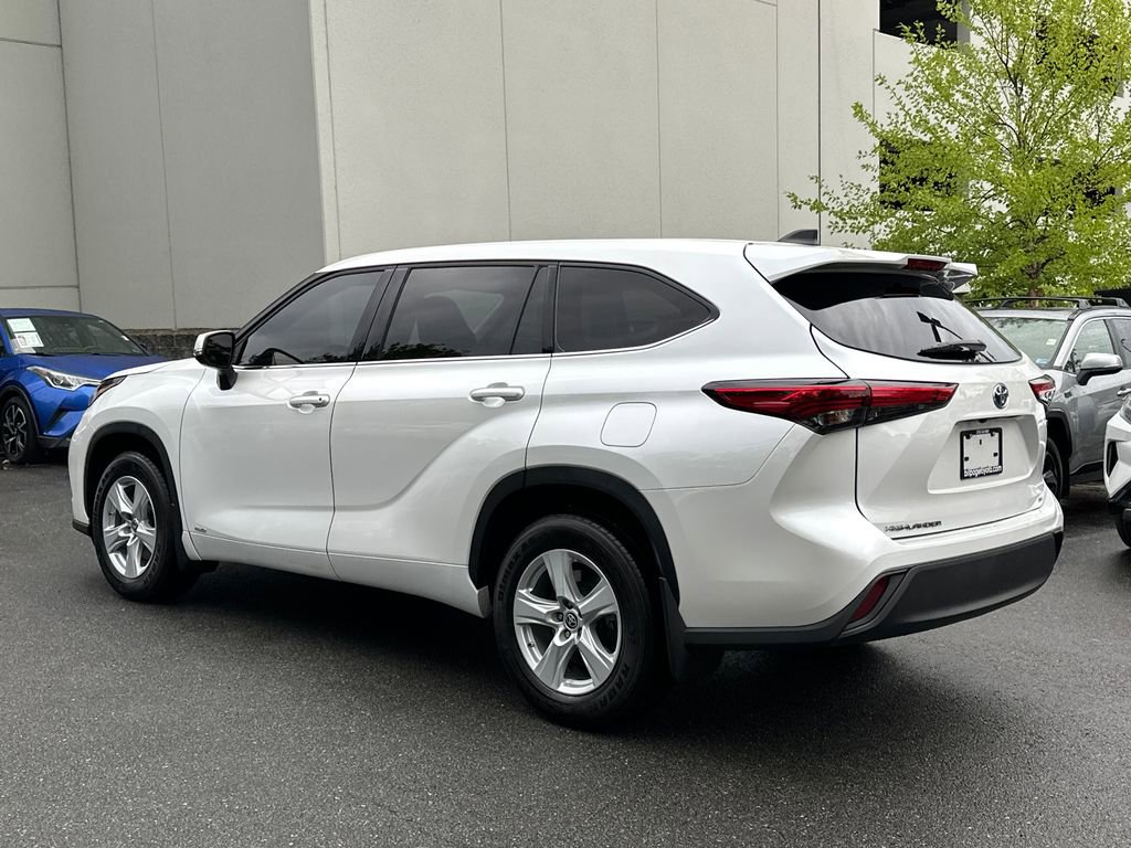 Used 2022 Toyota Highlander LE AWD/4WD image 3