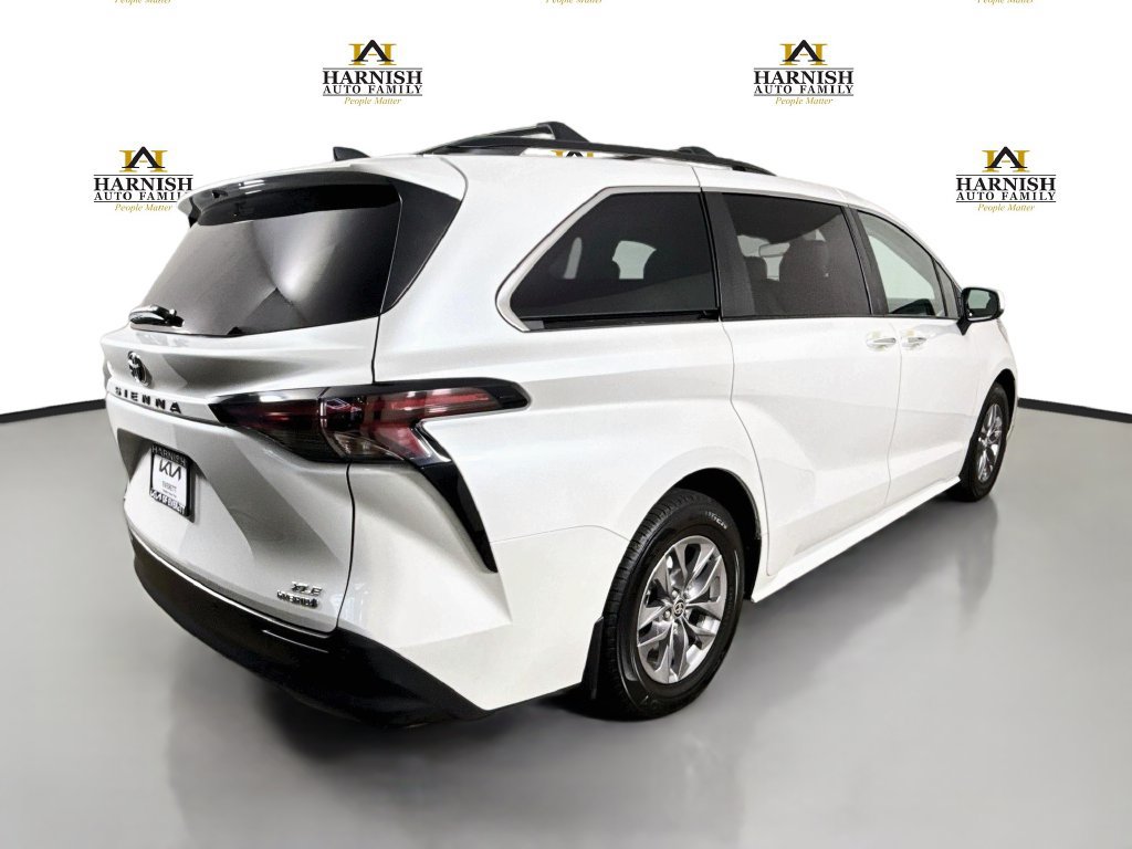Used 2023 Toyota Sienna XLE AWD/4WD image 7