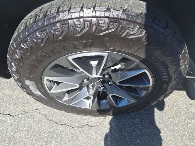 Used 2024 Chevrolet Suburban Z71 w/ Luxury Package image 29