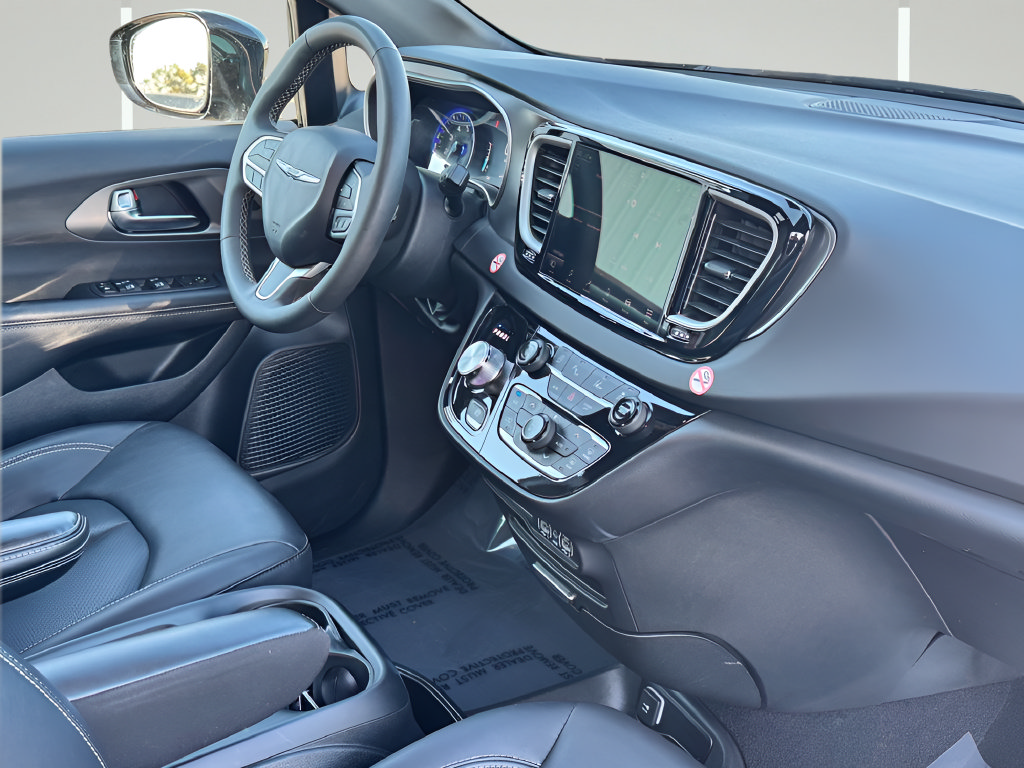 Used 2025 Chrysler Pacifica Select FWD image 11