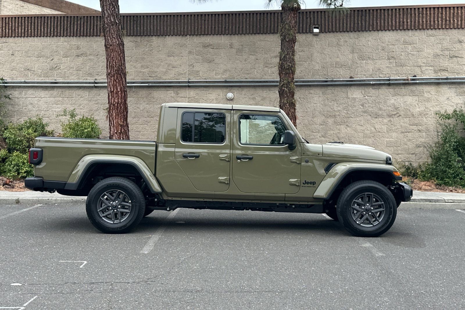 New 2026 Jeep Gladiator Sport AWD/4WD image 2