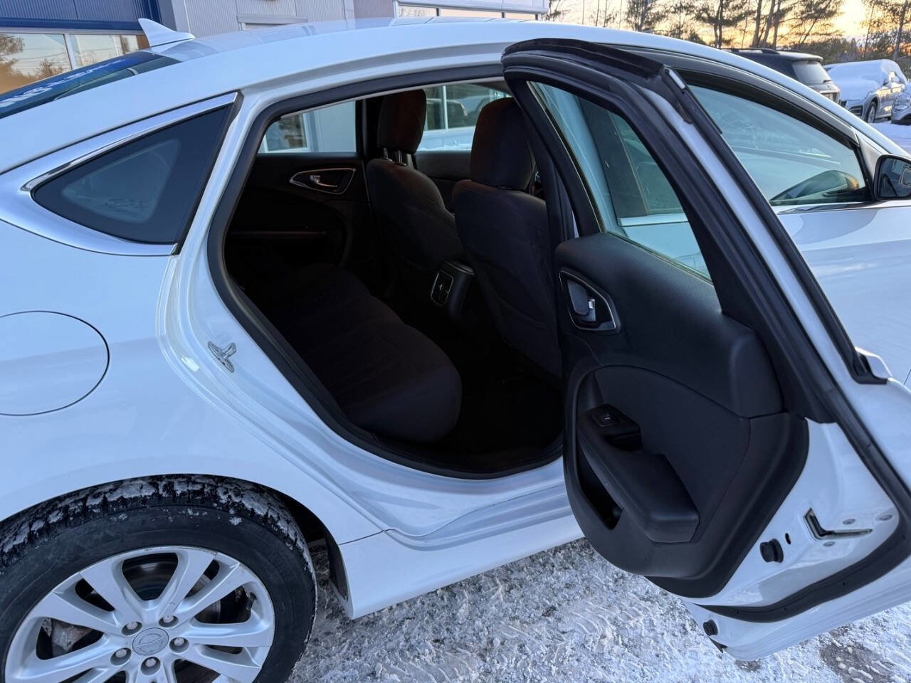 Used 2015 Chrysler 200 Limited w/ Convenience Group image 10