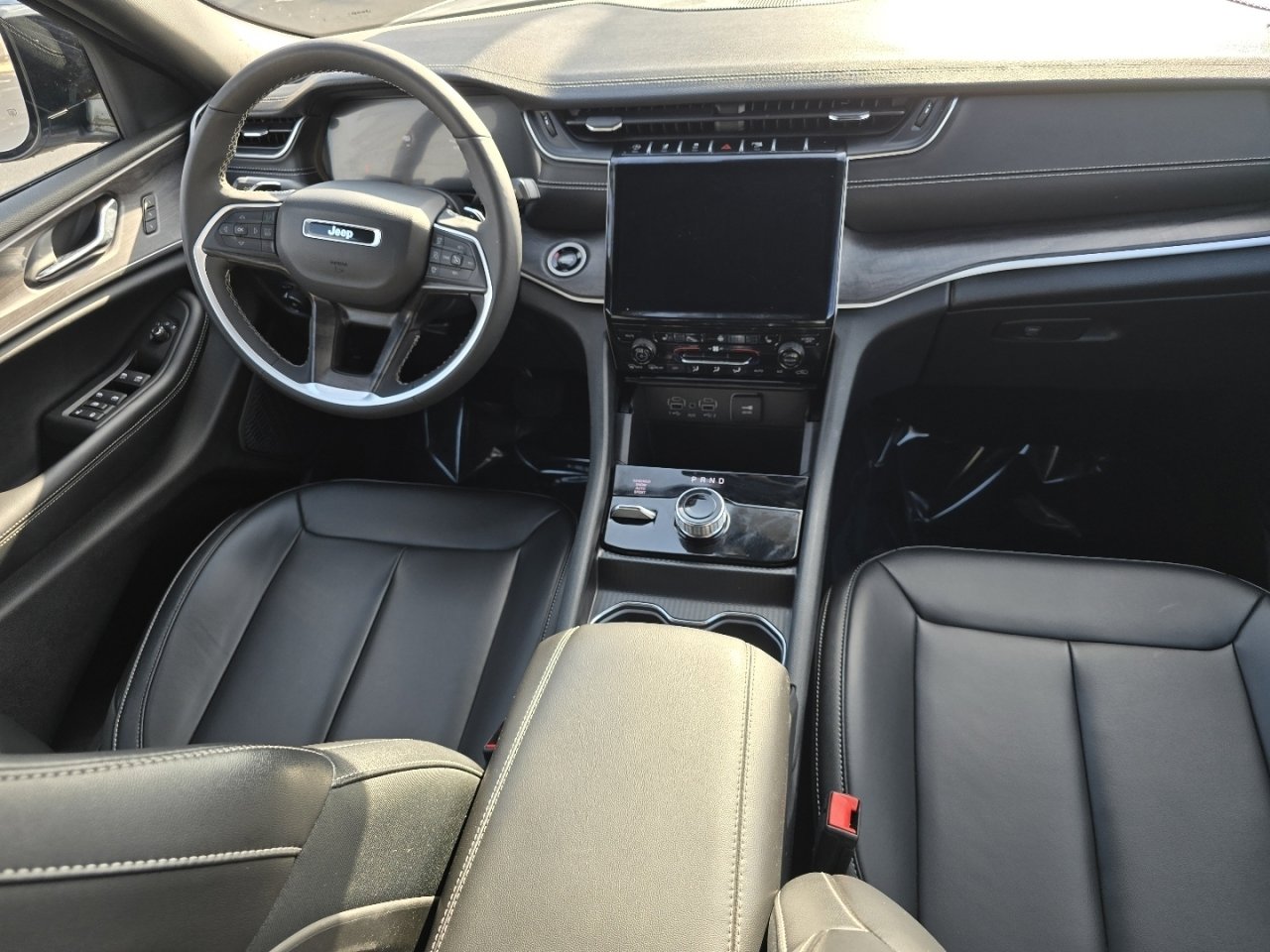 Used 2025 Jeep Grand Cherokee Limited w/ Black Appearance Package image 23