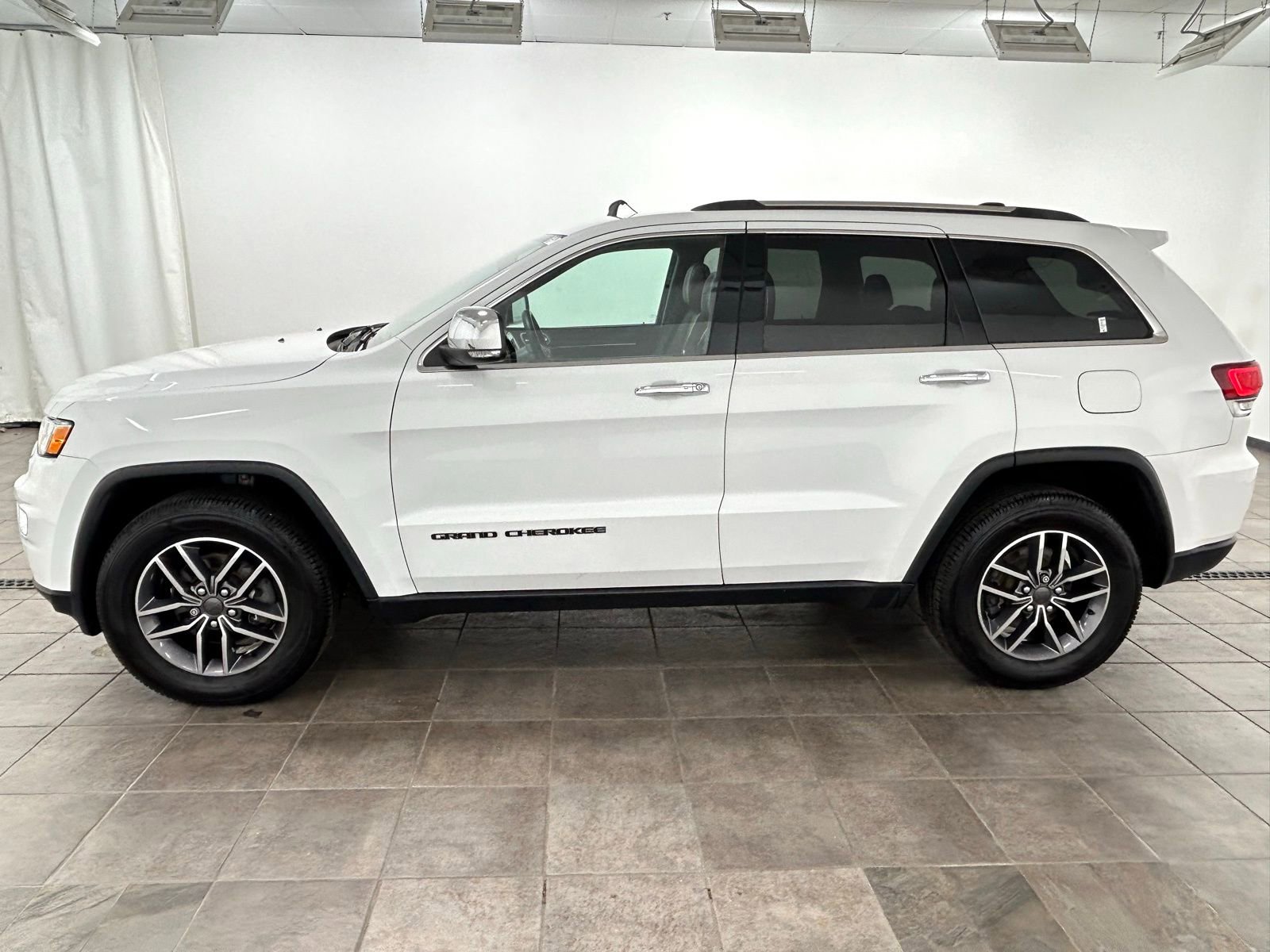 Used 2020 Jeep Grand Cherokee Limited w/ Luxury Group II image 2