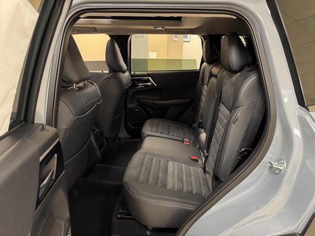 New 2025 Mitsubishi Outlander AWD image 22