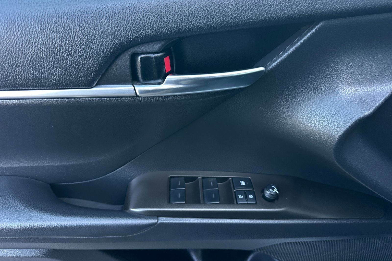 Used 2022 Toyota Camry SE w/ Carpet Mat Package (TMS) FWD image 11