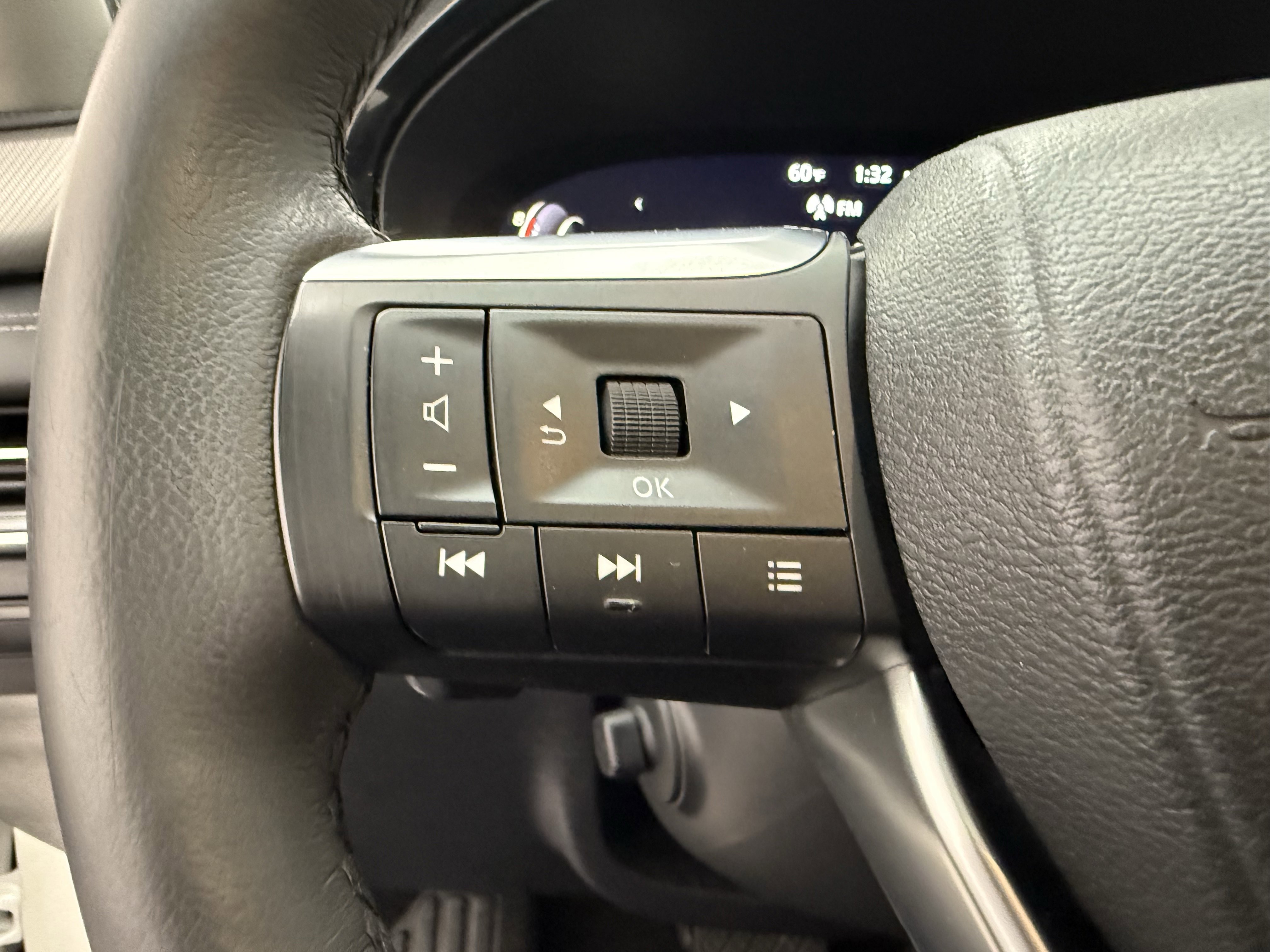 Used 2023 INFINITI QX60 Luxe w/ Performance Audio Package FWD image 16