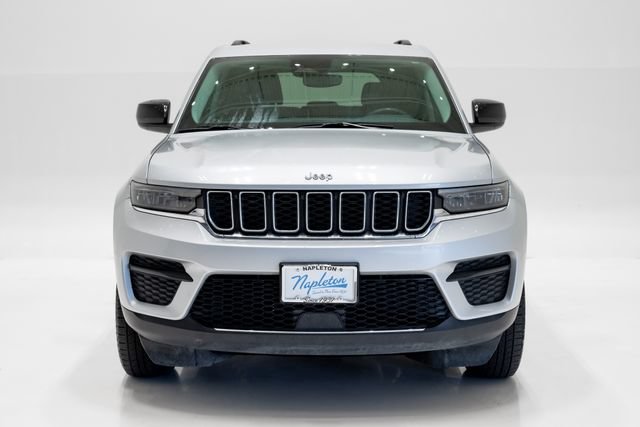 Used 2024 Jeep Grand Cherokee Laredo AWD/4WD image 4