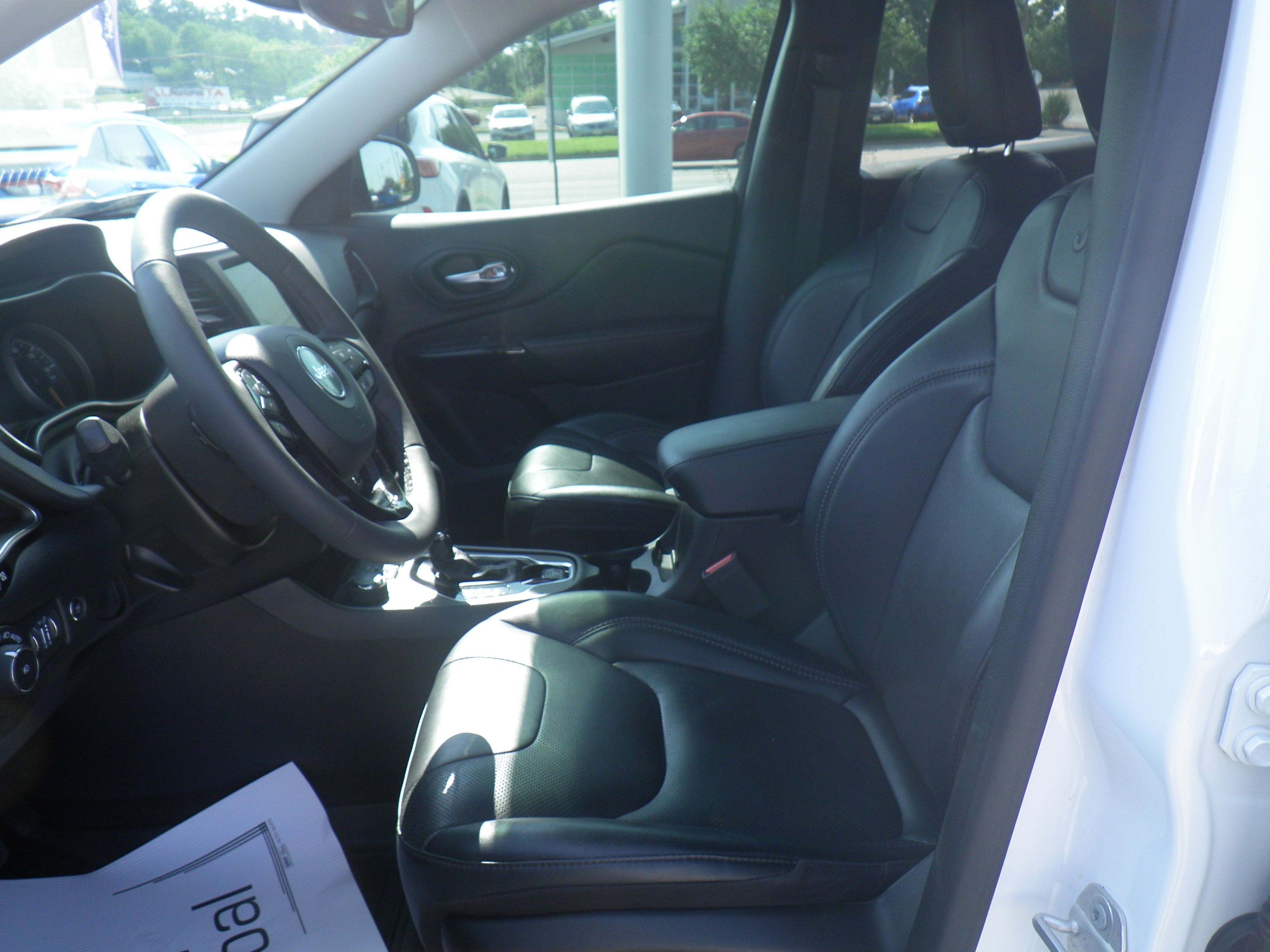 Used 2023 Jeep Cherokee Altitude Lux image 16