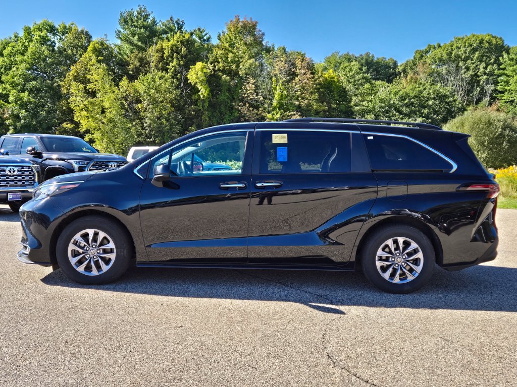 Used 2024 Toyota Sienna XLE AWD/4WD image 2